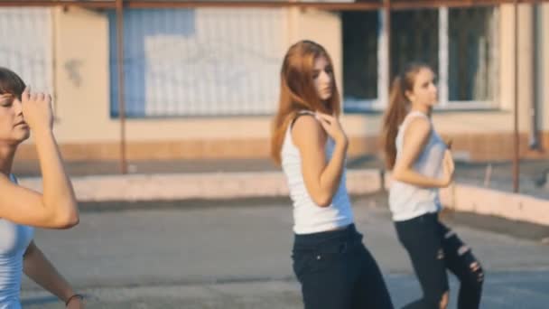 Chicas en camisetas blancas bailando en el patio de recreo en cámara lenta — Vídeo de stock