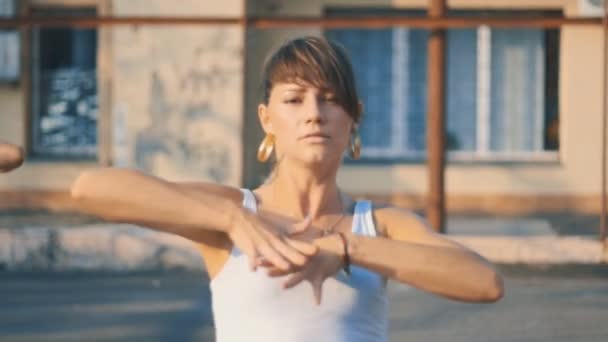 Chicas en camisetas blancas bailando en el patio de recreo en verano — Vídeos de Stock