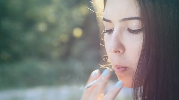 Close-up νεαρή γυναίκα που καπνίζει ένα τσιγάρο εξωτερική σε αργή κίνηση — Αρχείο Βίντεο