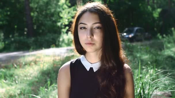 Zpomalený pohyb portrét mladé atraktivní bruneta pohledu kamery venkovní — Stock video