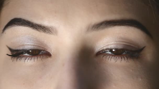 Fermer les yeux d'une jeune fille orientale au ralenti — Video