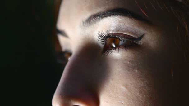 Cerrar los ojos de una joven oriental en cámara lenta — Vídeos de Stock