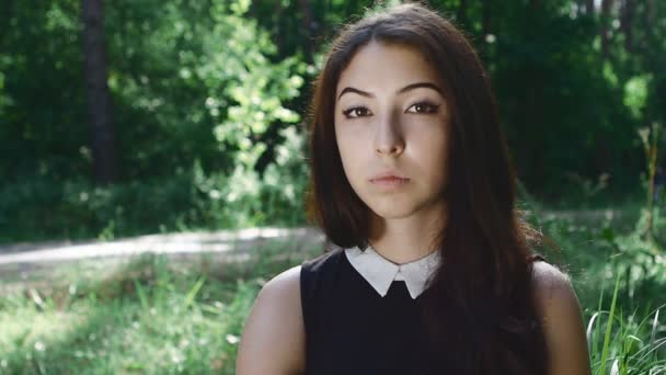 Portrait au ralenti de jeune belle brune en arrière-plan de forêt — Video