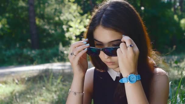 Portrait of pretty Caucasian girl wears sunglasses in slow motion — Stock Video