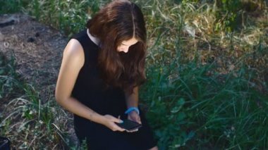 Beyaz kız açık bir akıllı telefon kullanır