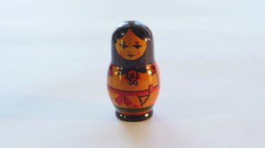 Rusça Matryoshka bebek 4 k beyaz bir arka plan üzerinde döner