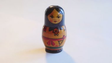 Rusça Matryoshka bebek 4 k beyaz bir arka plan üzerinde döner
