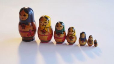 Rusça Matryoshka bebek 4 k beyaz bir arka plan üzerinde döner