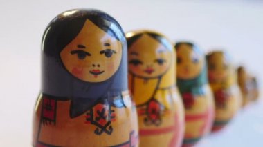 4 k beyaz bir arka plan üzerinde Matryoshka bebeği yakın çekim