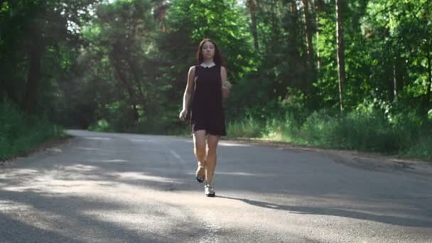 heureux fille voyages sur la route dans la forêt 