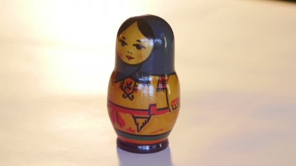 Russian Matryoshka Doll gira sobre un fondo blanco en 4k — Vídeo de stock