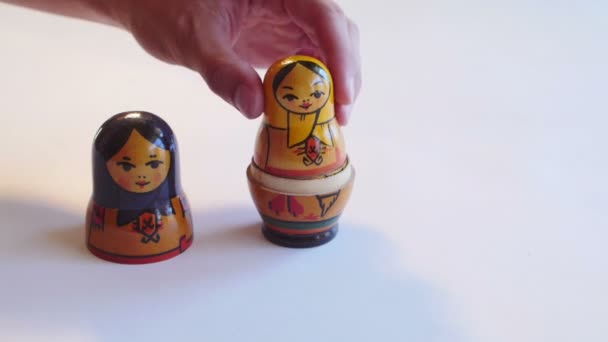 Adam 4 k beyaz bir arka plan üzerinde Matryoshka bebek ayrıştırır — Stok video