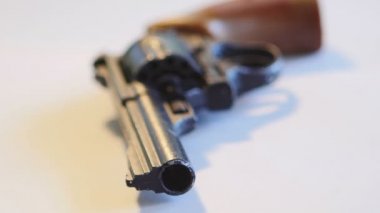 beyaz zemin üzerinde silah