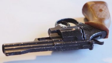 beyaz zemin üzerinde silah