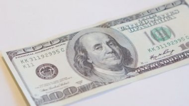 Beyaz bir arka plan üzerinde dönen Doları banknot
