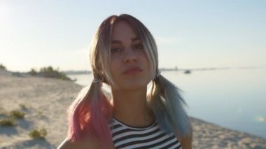 Deniz arka plan güzel sarışın bir kız portresi