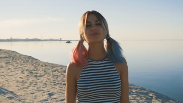 Portrait of a pretty blonde girl at sea background — Stock Video