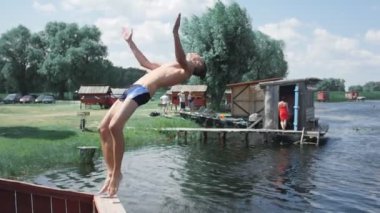 Adam bir göle atlama. Adam bir su birikintisi içine geri çevir