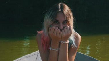 seksi kız gölde bir tekne yüzen