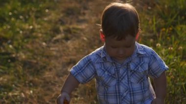 Mutlu bir yıl eski sevimli çocuk synset yavaş çekimde, ilk adımlarını yapıyor
