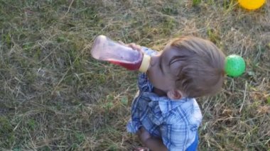 yavaş çekimde bir şişe suyu içme bebek çocuk portresi