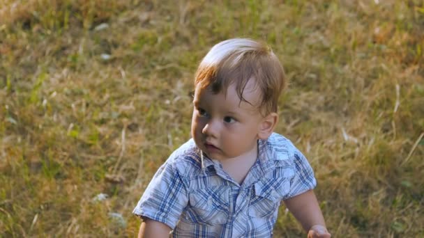 Portrait en gros plan de bébé garçon en plein air au ralenti — Video