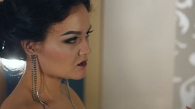 kafaları dönüm uzun Küpeli esmer kadın portresi