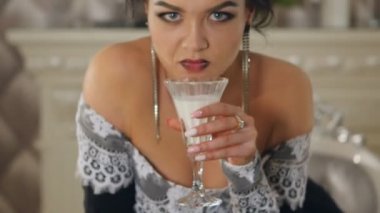 Bayan yakından ışıl ışıl süt içiyor