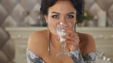 JF seksi kadın içecek süt kapatın