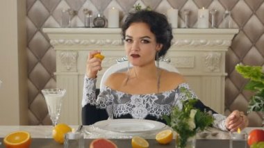 esmer kadın meyve ile masada oturan bir limon yemek