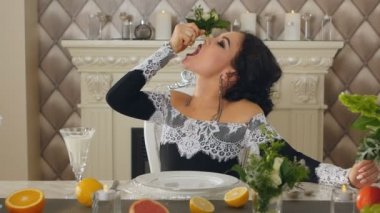 esmer kadın meyve ile masadan limon suyu dışarı sıkar