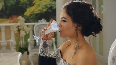 Bayan yakından ona süt cam tamamlandıktan