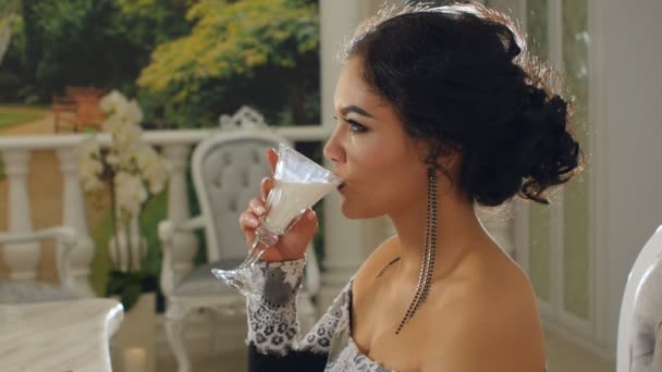 여자 음료 우유에서 슬로우 모션에 유리를 닫습니다 — 비디오
