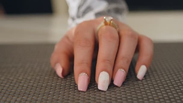 Close-up van dames hand met manicure. Kranen vingers op het tabel — Stockvideo