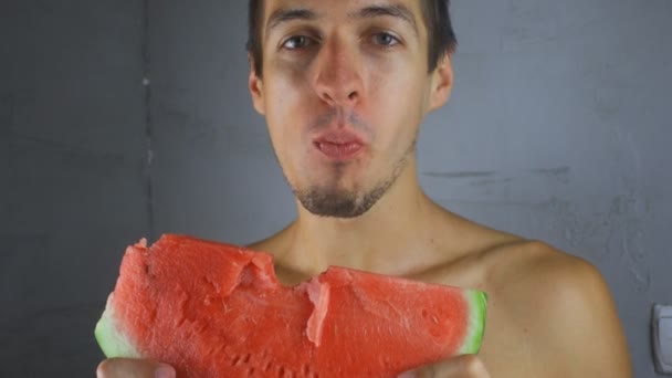 Guy eats watermelon — Stock Video