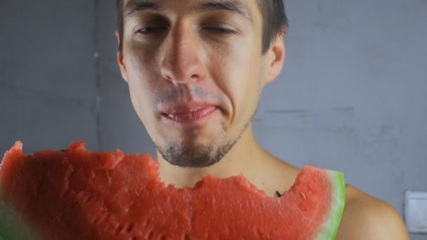 Mann mit Vergnügen Wassermelone essen — Stockvideo