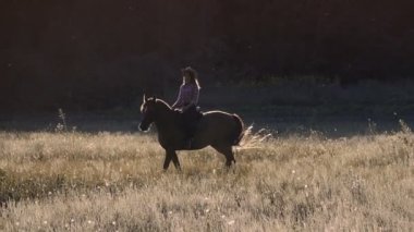 Güzel kız Prairie yavaş çekimde bir binicilik