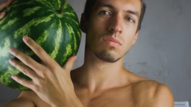 bir karpuz onun elinde tutan adam portresi