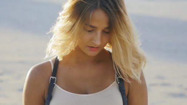 Porträtt av blond kvinna i öknen vid solnedgången i slow motion — Stockvideo
