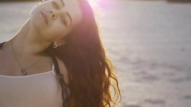 kameraya günbatımında doğaçlama bir profesyonel dansçı kız portresi