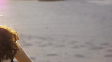 Çölde kum günbatımında yatan kadın profesyonel dansçı