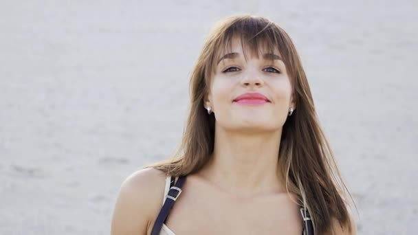 Porträtt av positiv tjej på stranden vid solnedgången i slow motion — Stockvideo