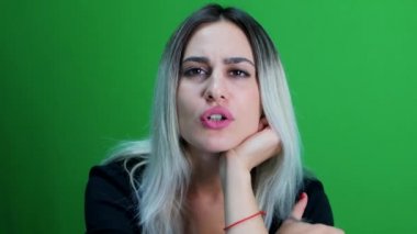 yeşil bir arka plan üzerinde büyük dudaklar ile şirin bir kız portresi