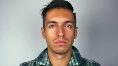 Yakışıklı bir adamın portresi.