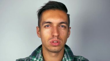 yakışıklı adam portresi bir öpücük yok