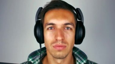 adam beyaz bir arka plan üzerinde kulaklık ile müzik dinler