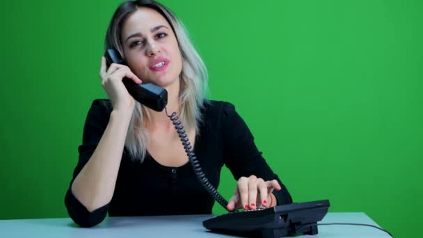 La secretaria coge el teléfono y habla por teléfono. estudio de pantalla verde — Vídeo de stock