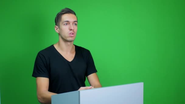 Hombre hablando en el podio en el fondo de pantalla verde — Vídeo de stock