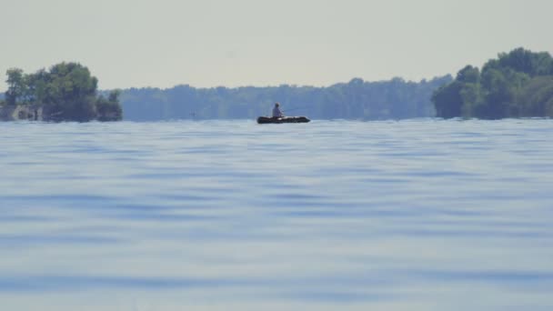 Рибальський човен на воді — стокове відео