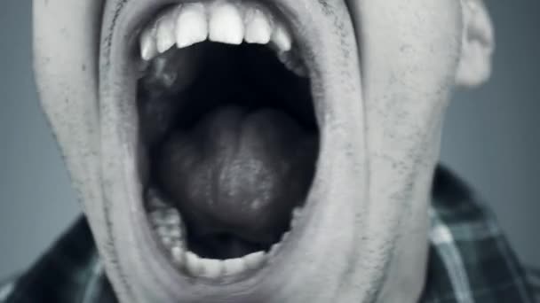 Закрыть глаза на кричащего человека — стоковое видео